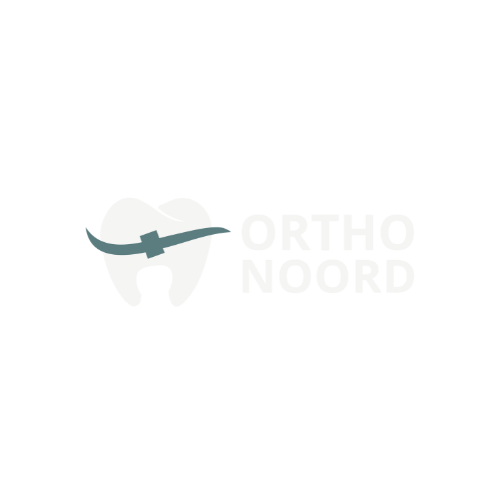 Wit Ortho Noord logo op transparante achtergrond.